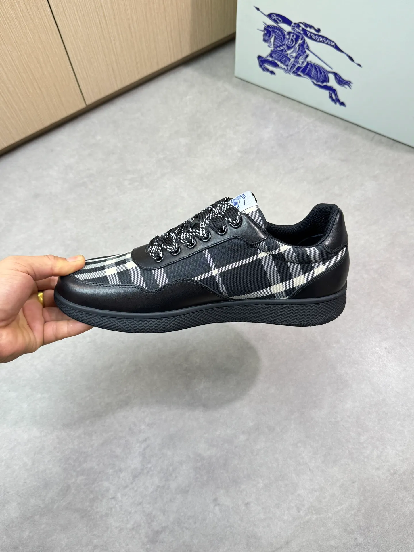 Men's shoes 💰P420💰[BURBERRY] Burberry - High-end quality original 🔍🔍🔍casual sports sneakers - Upper: imported 🔝 Napa calfskin, brand totem cloth, tongue brand cloth label - Lining: brand canvas, foot pad; water-dyed cowhide - Outsole: ultra-light TPR rubber; two-color molded outsole -Ultra-high quality control and fine workmanship: outstanding (high-end, extravagance, class) -Size: 38-44 (45 for men, can be customized)